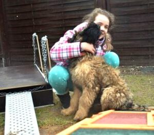 Kind mit Hund jung